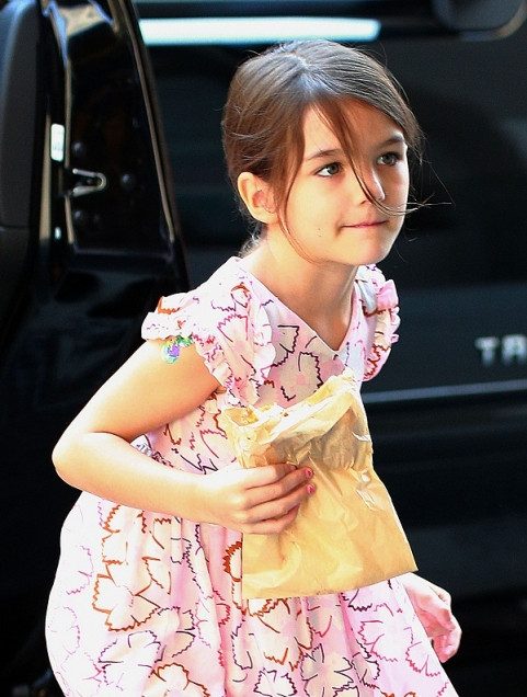 Chiếc váy hồng của bé thật đẹp với họa tiết chiếc lá răng cưa độc đáo. Chiếc váy hồng của bé thật đẹp với họa tiết chiếc lá răng cưa độc đáo.