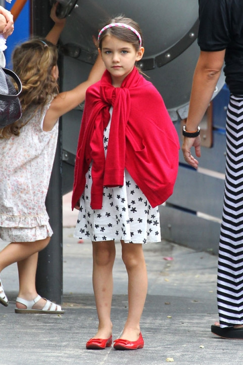 Bộ váy trắng với họa tiết hoa thật xinh xắn. Để tránh cho bé bị lạnh, mẹ Kate còn khoác cho Suri chiếc áo khoác đỏ. Bộ váy trắng với họa tiết hoa thật xinh xắn. Để tránh cho bé bị lạnh, mẹ Kate còn khoác cho Suri chiếc áo khoác đỏ.