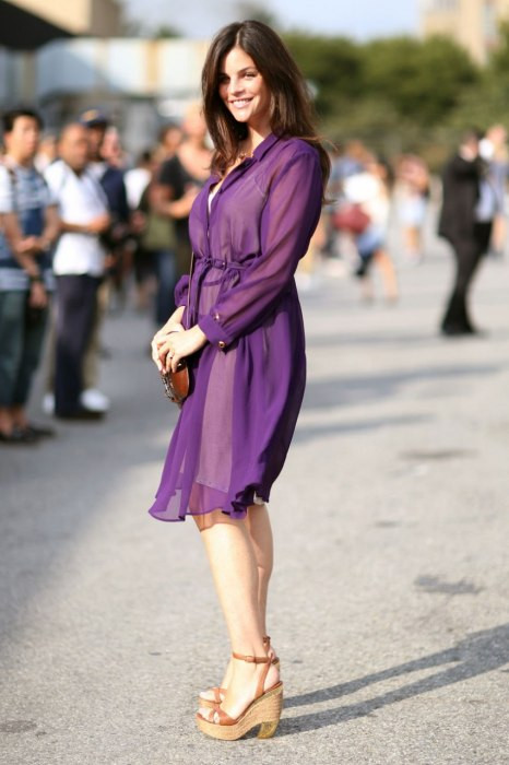 Chiếc váy tím điệu đà trong nắng cuối hè. Chiếc váy tím điệu đà trong nắng cuối hè.