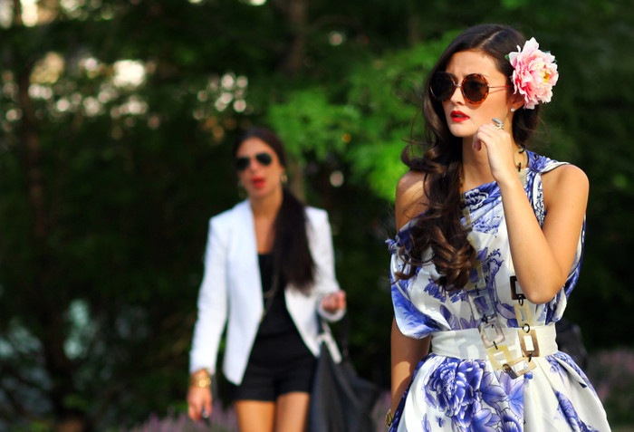 Chiếc váy lệch vai điệu đà, sặc sỡ làm ta liên tưởng đến những bãi biển mùa hè. Chiếc váy lệch vai điệu đà, sặc sỡ làm ta liên tưởng đến những bãi biển mùa hè.