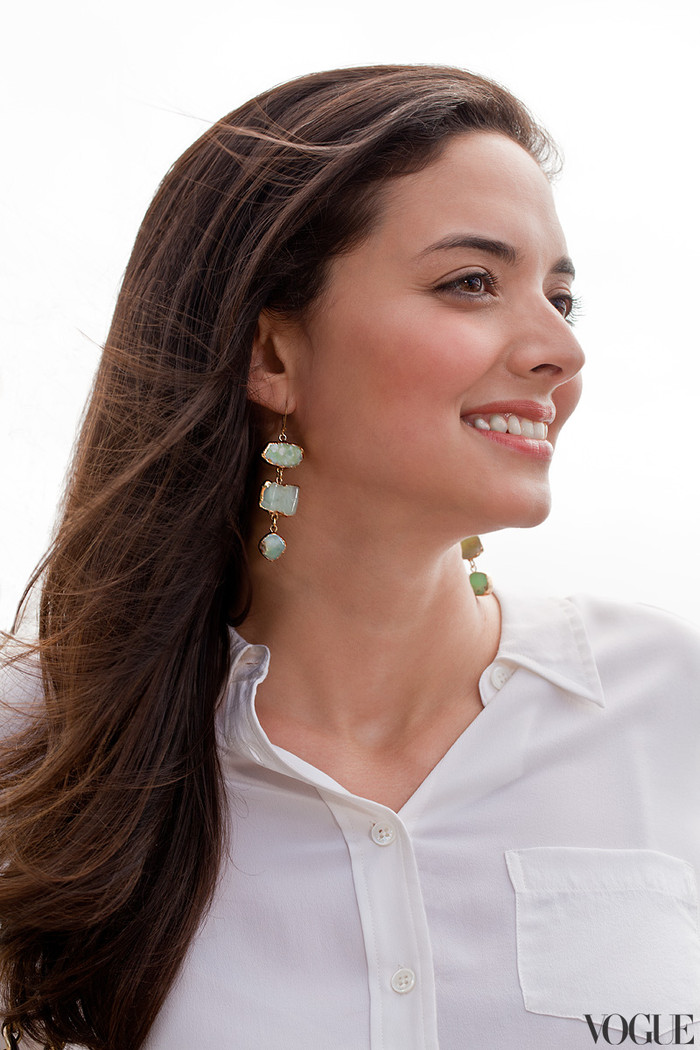 Hoa tai lạ mắt và cùng tông màu với chân váy Hoa tai lạ mắt và cùng tông màu với chân váy