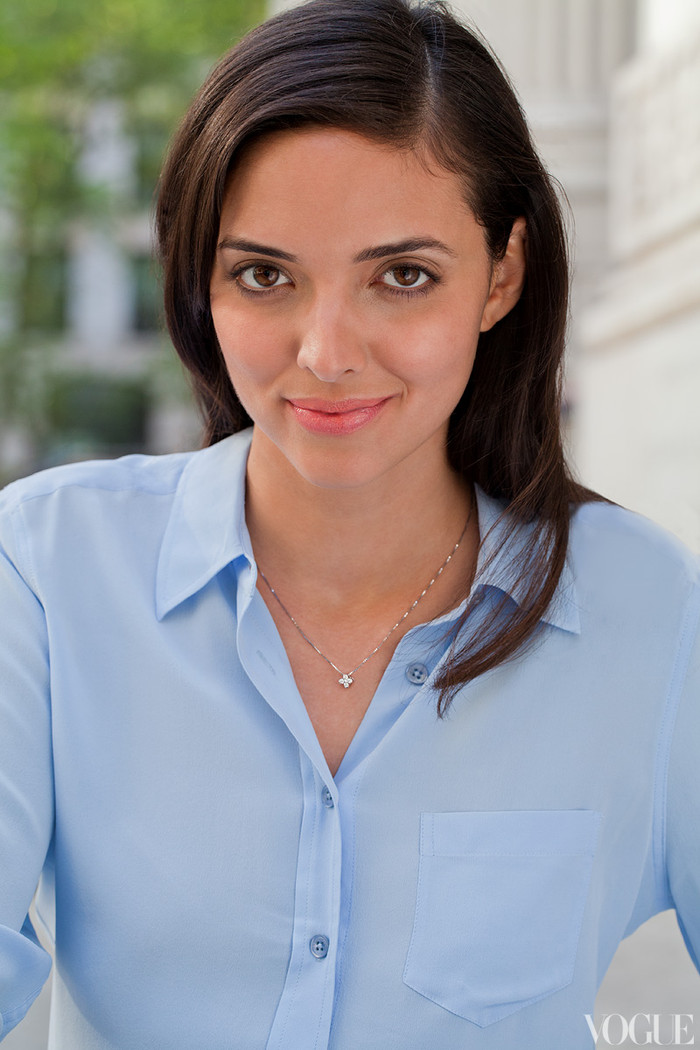 Với đặc điểm có làn da màu ôliu, màu áo sơ mi xanh này thực sự là sự lựa chọn hoàn hảo của cô Với đặc điểm có làn da màu ôliu, màu áo sơ mi xanh này thực sự là sự lựa chọn hoàn hảo của cô