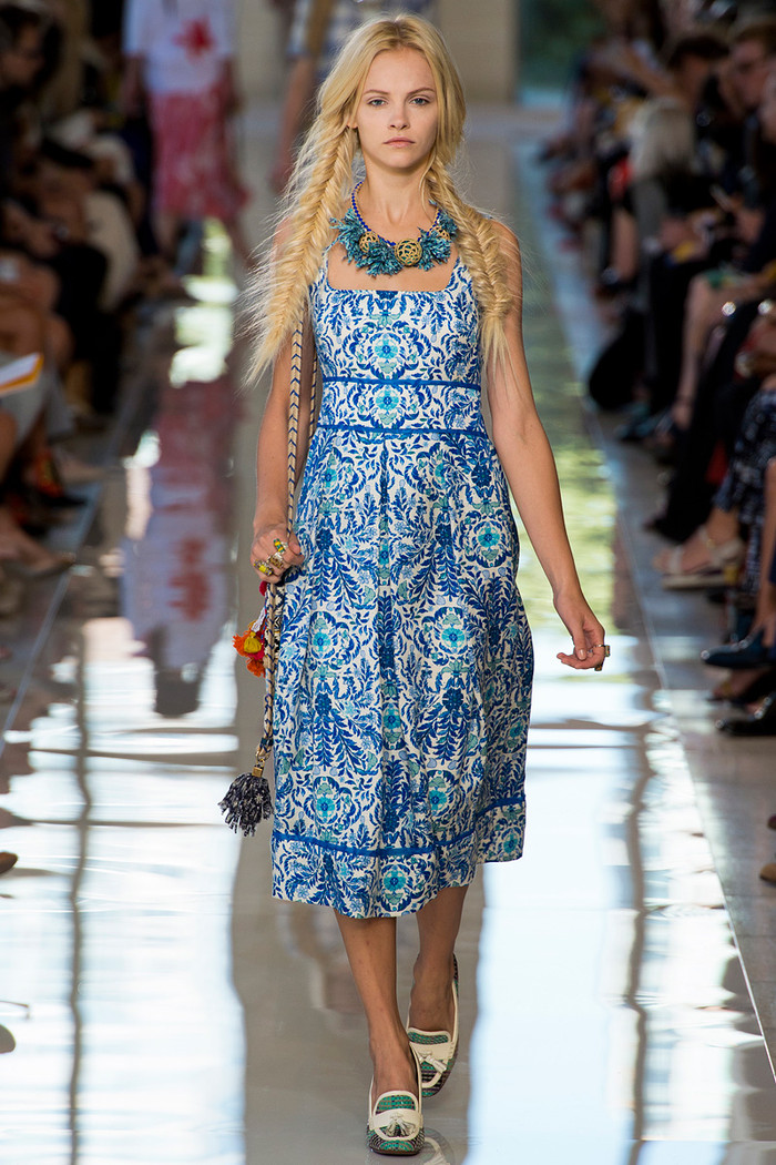 Với kiểu váy thướt tha và nổi bật như thế này, bạn đã tự tin để rảo bước trong nắng vàng mùa xuân?