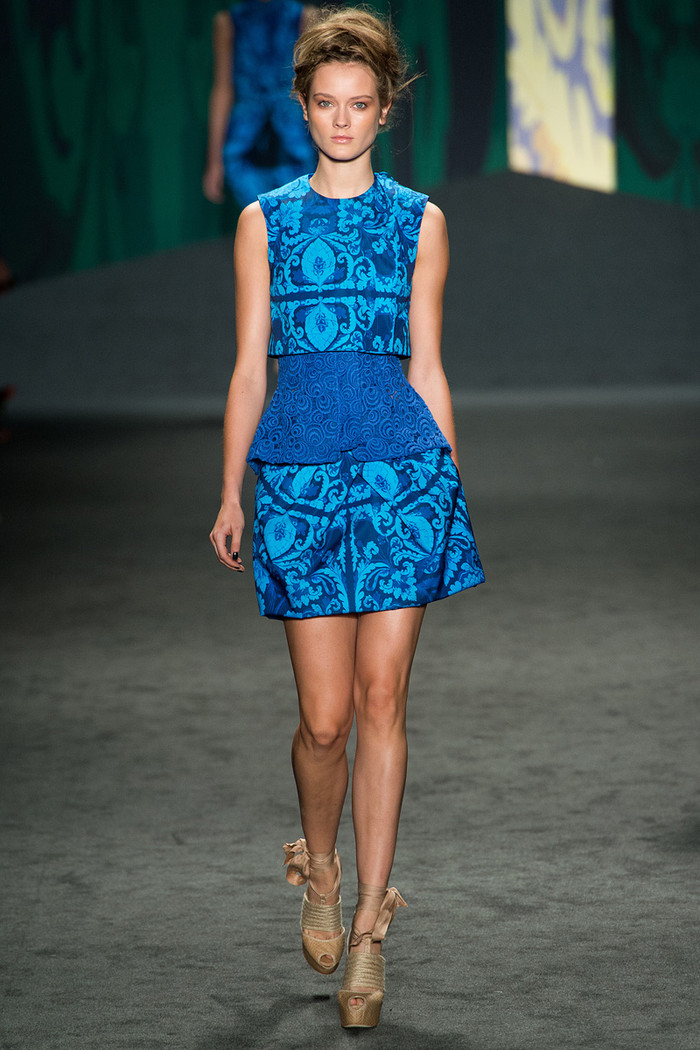 Mẫu thiết kế có đôi chút hơi hướng của kiểu váy peplum nhưng được cách điệu lên rất nhiều.