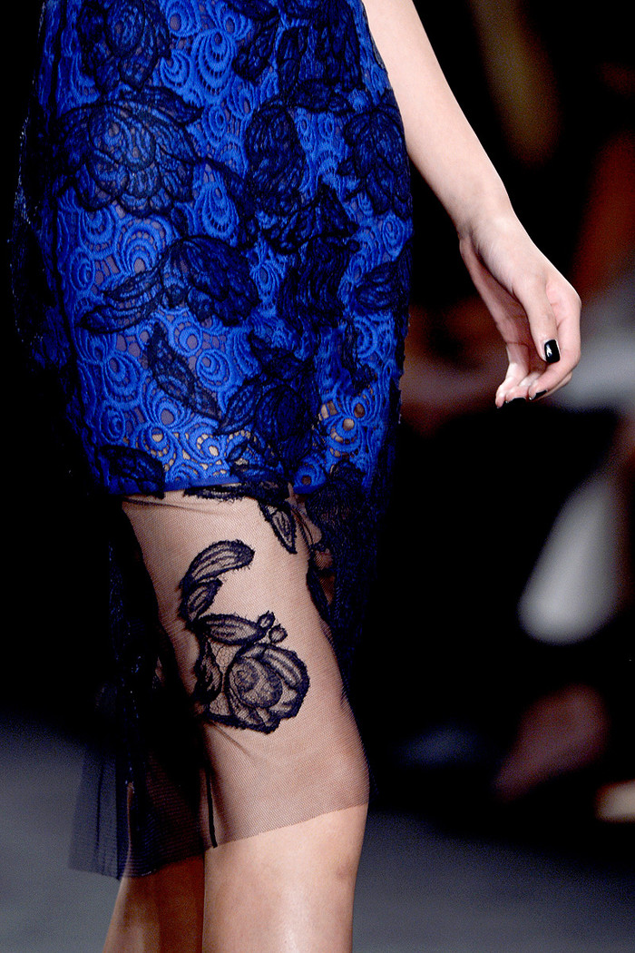 Sự kết hợp giữa chất liệu ren và đăng ten vừa kín đáo mà vẫn sexy quyến rũ.