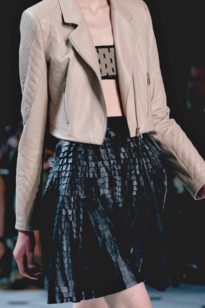 Cận cảnh chiếc váy da nhiều tầng lạ mắt. Cận cảnh chiếc váy da nhiều tầng lạ mắt.