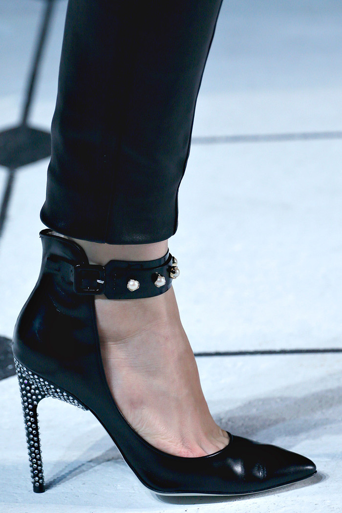 Đôi giày với chi tiết trang trí đinh tán đẹp mắt. Đôi giày với chi tiết trang trí đinh tán đẹp mắt.