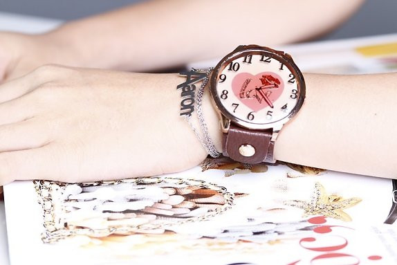 Vừa là đồng hồ vừa có vòng tay kèm chữ thể hiện cá tính. Vừa là đồng hồ vừa có vòng tay kèm chữ thể hiện cá tính.