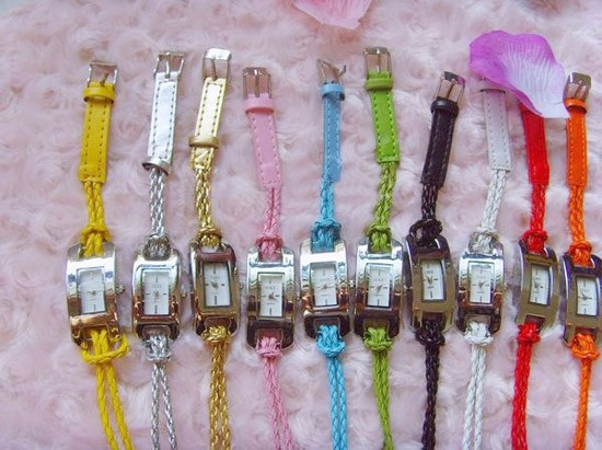 Kiểu đồng hồ dây tết thời trang với vô số sắc màu cho bạn lựa chọn. Kiểu đồng hồ dây tết thời trang với vô số sắc màu cho bạn lựa chọn.