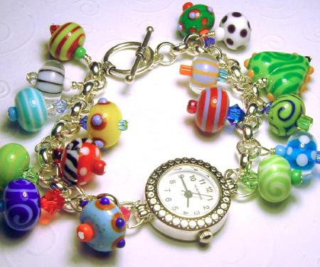 Chiếc đồng hồ tuyệt đẹp với vô số những chi tiết sặc sỡ, xinh xắn. Chiếc đồng hồ tuyệt đẹp với vô số những chi tiết sặc sỡ, xinh xắn.