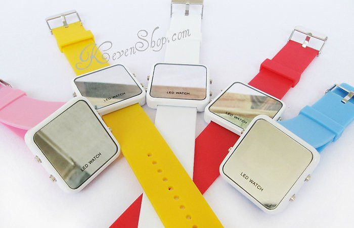 Đồng hồ hiển thị với màn hình Led cá tính. Đồng hồ hiển thị với màn hình Led cá tính.