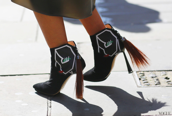 Kiểu boots ngắn cỏ với hoa văn trang trí cùng chi tiết móc khóa kéo độc đáo.