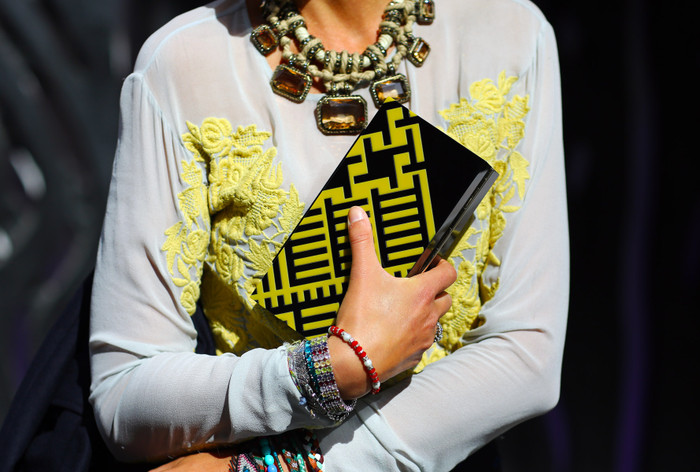 Túi kiểu ví cầm tay đồng màu với áo len - một sự kết hợp hoàn hảo.