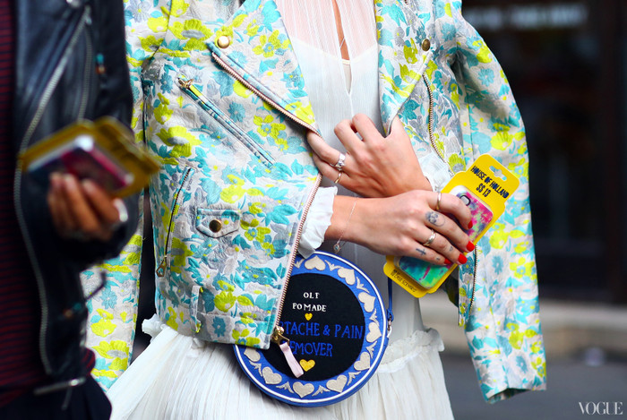 Ngược lại, chiếc túi này lại độc đáo ở dáng túi hình tròn lạ và độc.