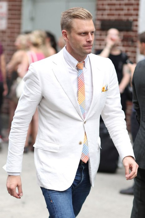 Cách kết hợp vest với quần jeans trẻ trung, năng động. Cách kết hợp vest với quần jeans trẻ trung, năng động.