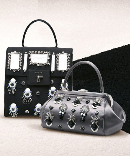 Một mẫu túi được trang trí bằng đá đẹp mắt và đắt giá. Một mẫu túi được trang trí bằng đá đẹp mắt và đắt giá.