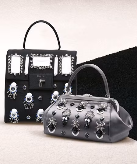 Một mẫu túi được trang trí bằng đá đẹp mắt và đắt giá.