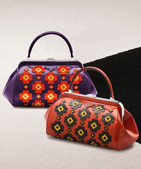 Kiểu túi với hoa văn khá cổ điển nhưng dáng túi lại mới và lạ mắt. Kiểu túi với hoa văn khá cổ điển nhưng dáng túi lại mới và lạ mắt.