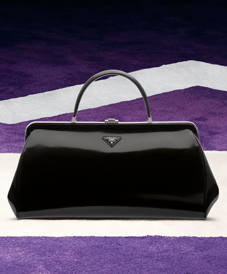 Chất liệu da sang trọng, bóng bẩy. Chất liệu da sang trọng, bóng bẩy.