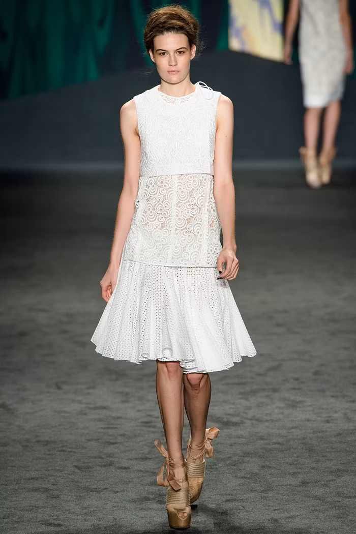 Kiểu váy trắng phân tầng đẹp mắt...