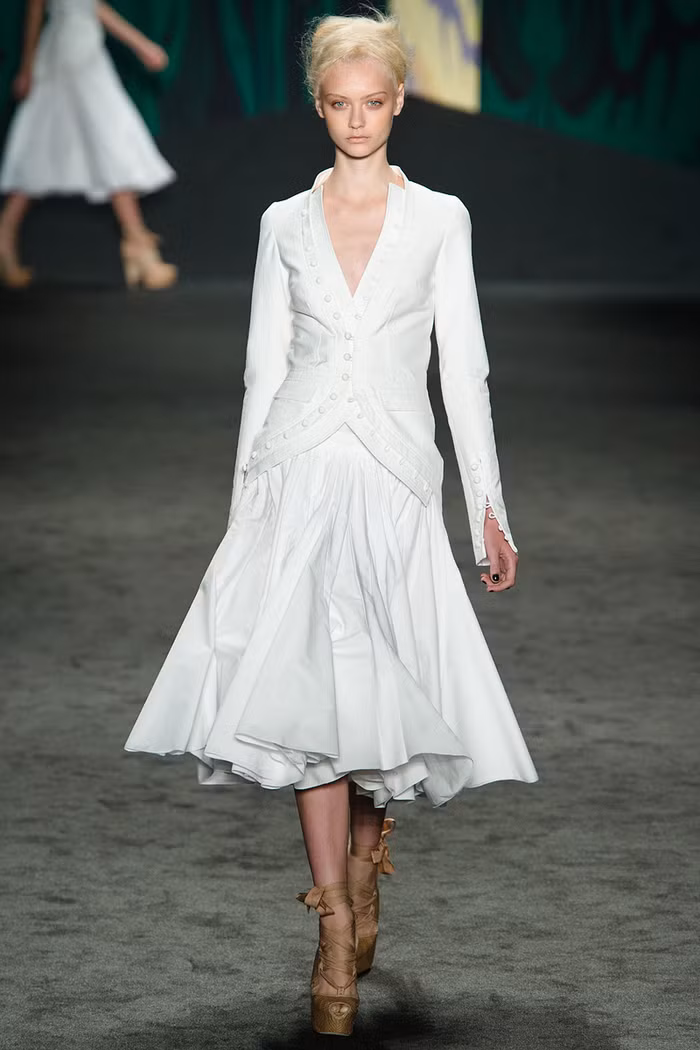 Phần đuôi váy xòe làm ta có cảm giác chiếc váy tung bay theo từng bước chân người đẹp.