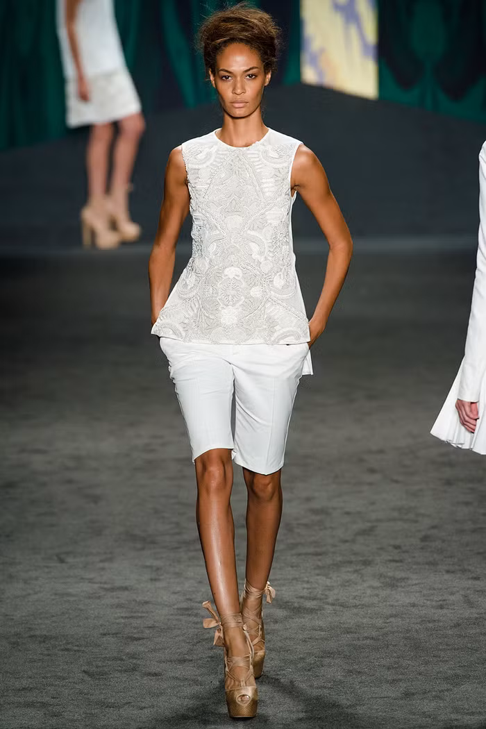 Chi tiết thêu ren cầu kì đem đến sự sang trọng của trang phục nhưng mẫu thiết kế vẫn giữ được nét trẻ trung, khỏe khoắn của mình qua cách sử dụng quần shorts trên đầu gối.