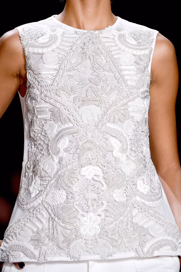 Đặc biệt điểm nhấn là những họa tiết thêu ren đẹp mắt và cầu kì.