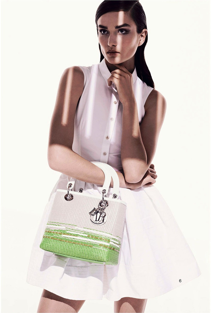 Những mẫu thiết kế của Christian Dior được giới thiệu lần này khá đơn giản và có tính ứng dụng cao. Những mẫu thiết kế của Christian Dior được giới thiệu lần này khá đơn giản và có tính ứng dụng cao.