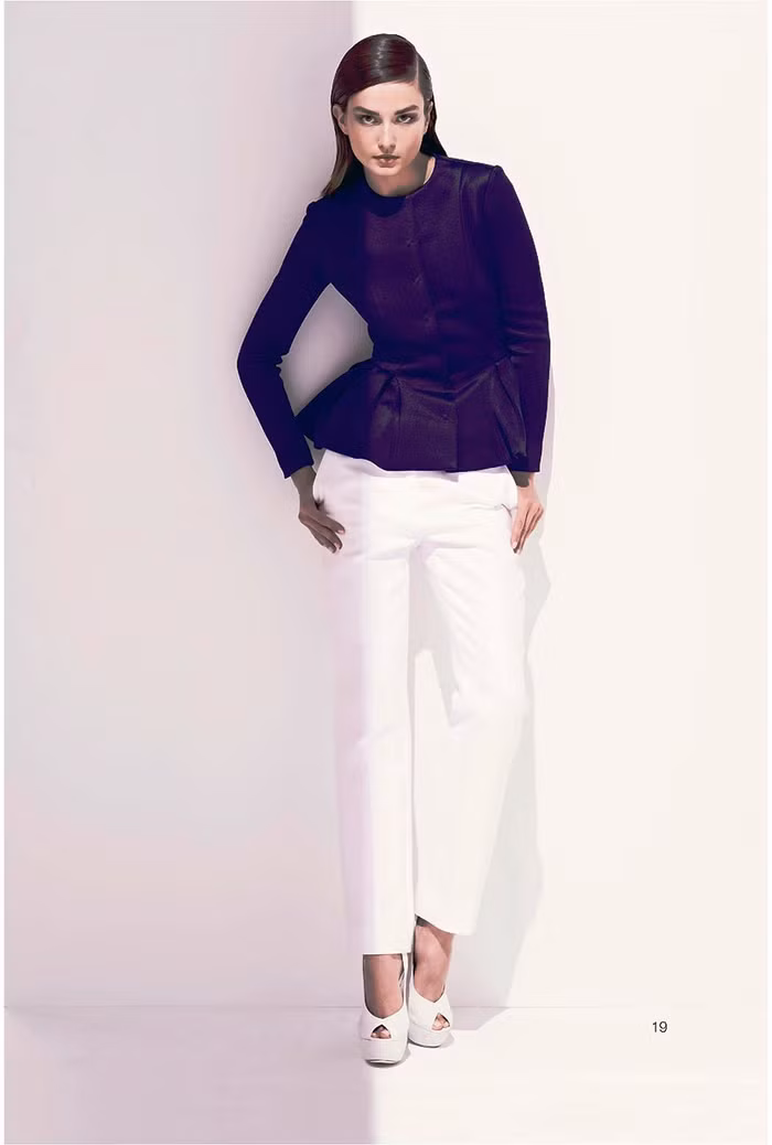 Kiểu áo mang hơi hướng peplum nữ tính, điệu đà.