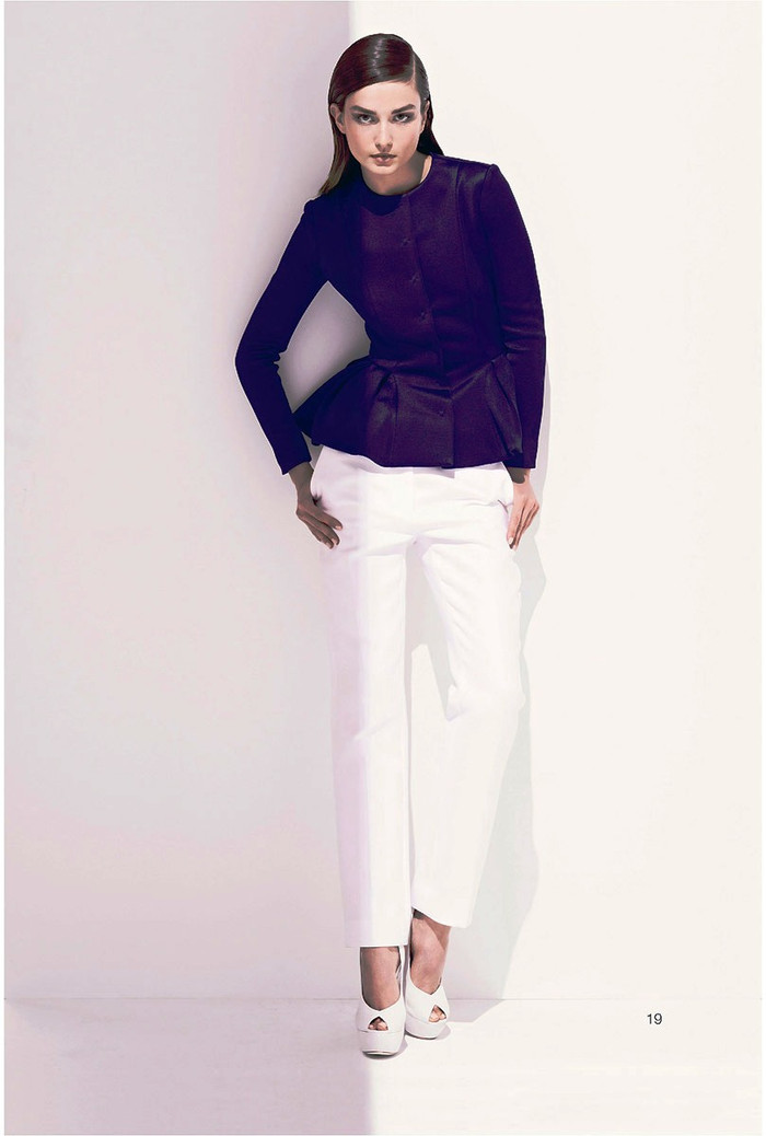 Kiểu áo mang hơi hướng peplum nữ tính, điệu đà. Kiểu áo mang hơi hướng peplum nữ tính, điệu đà.