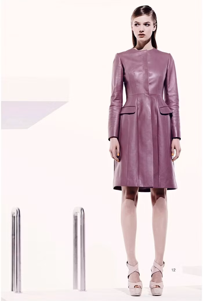 Với việc sử dụng những chất liệu như da, chiffon, lụa, voan hay sequin, Christian Dior luôn biết cách làm cho người mặc trở nên sang trọng.