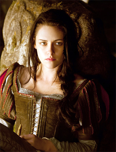 Tạo hình mới lạ của Công chúa Bạch Tuyết của Kristen Stewart trong “Bạch Tuyết và gã thợ săn”. Trong bộ phim này, nội dung câu chuyện đã đi theo một hướng hoàn toàn khác và tính cách của nàng Bạch Tuyết cũng mạnh mẽ và cứng rắn hơn nhiều so với trong truyện gốc. Tạo hình mới lạ của Công chúa Bạch Tuyết của Kristen Stewart trong “Bạch Tuyết và gã thợ săn”. Trong bộ phim này, nội dung câu chuyện đã đi theo một hướng hoàn toàn khác và tính cách của nàng Bạch Tuyết cũng mạnh mẽ và cứng rắn hơn nhiều so với trong truyện gốc.