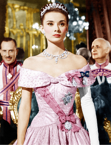 Audrey Hepburn đã thắng giải Oscar duy nhất của cô với vai diễn Công chúa Ann trong phim “Kì nghỉ hè ở Roma”. Cô công chúa đã quyết định từ bỏ thân phận thật của mình trong một ngày để khám phá thành phố Roma xinh đẹp, cuối cùng đã phải lòng anh chàng phóng viên đẹp trai do Gregory Peck thủ vai. Audrey Hepburn đã thắng giải Oscar duy nhất của cô với vai diễn Công chúa Ann trong phim “Kì nghỉ hè ở Roma”. Cô công chúa đã quyết định từ bỏ thân phận thật của mình trong một ngày để khám phá thành phố Roma xinh đẹp, cuối cùng đã phải lòng anh chàng phóng viên đẹp trai do Gregory Peck thủ vai.