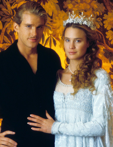 Chuyển thể từ tiểu thuyết cùng tên, “The princess bride” đã cùng lúc kể những hai câu chuyện cổ tích: một câu chuyện để về chuyến viếng thăm của người ông dành cho đứa cháu, câu chuyện thứ hai là về câu chuyện mà ông ta kể cho cháu. Bộ phim xoay quanh cặp tình nhân Công chúa Buttercup (Robin Wright thủ vai) và người tình mà cô suýt mất – Westley (Cary Elwes). Chuyển thể từ tiểu thuyết cùng tên, “The princess bride” đã cùng lúc kể những hai câu chuyện cổ tích: một câu chuyện để về chuyến viếng thăm của người ông dành cho đứa cháu, câu chuyện thứ hai là về câu chuyện mà ông ta kể cho cháu. Bộ phim xoay quanh cặp tình nhân Công chúa Buttercup (Robin Wright thủ vai) và người tình mà cô suýt mất – Westley (Cary Elwes).