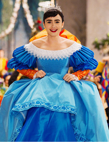 Cũng vẫn là Bạch Tuyết, nhưng Lily Collins lại đem đến cảm giác trẻ trung và rực rỡ hơn. Điều thú vị nhất là trong bộ phim này, kết cục đã bị đảo lộn khi nhân vật cần được cứu giúp lại là Hoàng tử Charming chứ không phải là nàng Bạch Tuyết như trong truyện. Cũng vẫn là Bạch Tuyết, nhưng Lily Collins lại đem đến cảm giác trẻ trung và rực rỡ hơn. Điều thú vị nhất là trong bộ phim này, kết cục đã bị đảo lộn khi nhân vật cần được cứu giúp lại là Hoàng tử Charming chứ không phải là nàng Bạch Tuyết như trong truyện.