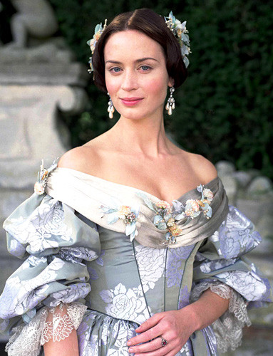 Emily Blunt trong vai Nữ hoàng Anh Victoria thời trẻ. Vai diễn này đã đem lại cho cô giải Oscar đầu tiên năm 2010. Emily Blunt trong vai Nữ hoàng Anh Victoria thời trẻ. Vai diễn này đã đem lại cho cô giải Oscar đầu tiên năm 2010.
