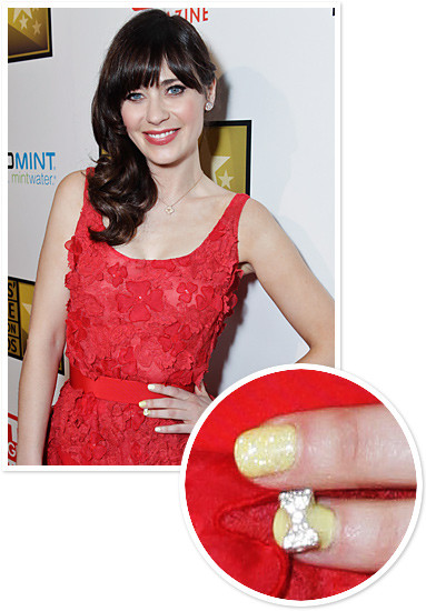 Chiếc nơ nhỏ xinh xắn, lấp lánh. Chiếc nơ nhỏ xinh xắn, lấp lánh.