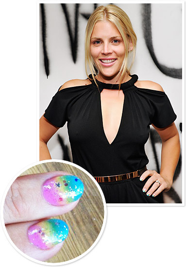 "Cùng em bay giữa muôn vì sao"... "Cùng em bay giữa muôn vì sao"...