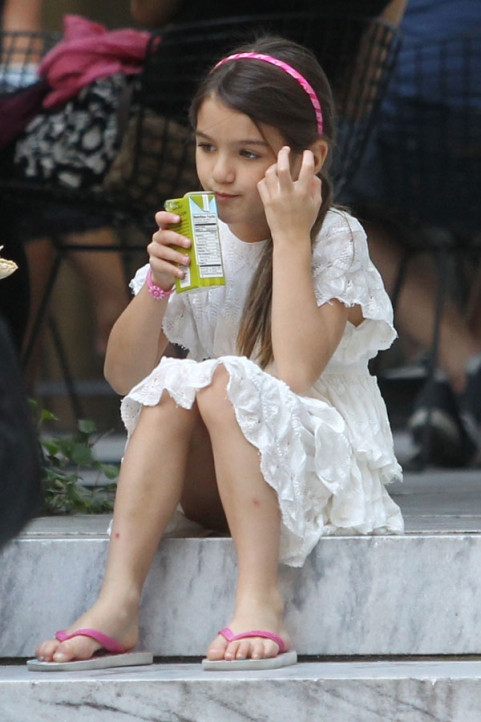 Thời gian gần đây, dường như chịu sự tác động từ việc ly hôn của cha mẹ, bé Suri thường xuất hiện với ánh mắt khá buồn bã. Thời gian gần đây, dường như chịu sự tác động từ việc ly hôn của cha mẹ, bé Suri thường xuất hiện với ánh mắt khá buồn bã.