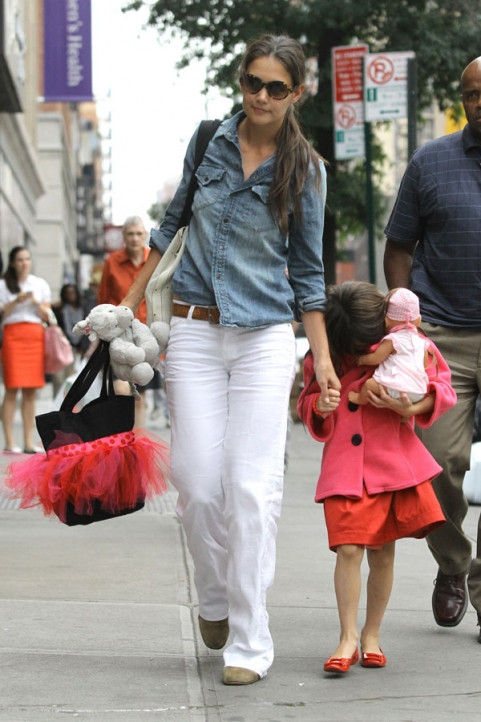 Cô bé có vẻ muốn trốn tránh, không thích bị chụp hình. Cô bé có vẻ muốn trốn tránh, không thích bị chụp hình.