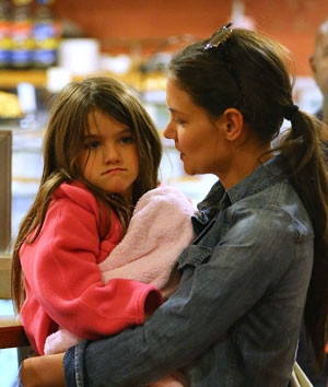 Không hiểu mẹ Kate đang nói gì mà mặt bé Suri lại "xị" mặt ra như vậy? Không hiểu mẹ Kate đang nói gì mà mặt bé Suri lại "xị" mặt ra như vậy?