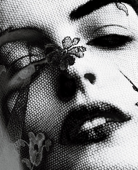 Thế nhưng trong bộ ảnh thời trang này, cô lại xuất hiện với tấm mạng ren che mặt... Thế nhưng trong bộ ảnh thời trang này, cô lại xuất hiện với tấm mạng ren che mặt...