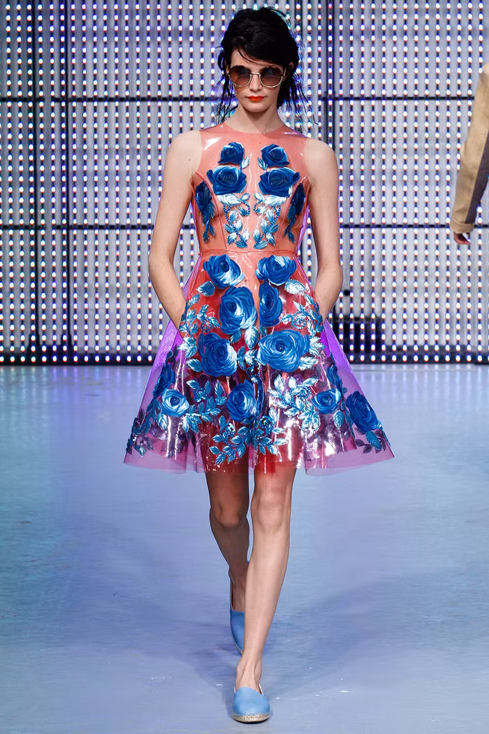 Đổi sang tông hồng sặc sỡ cùng chất liệu nhựa trong độc đáo.