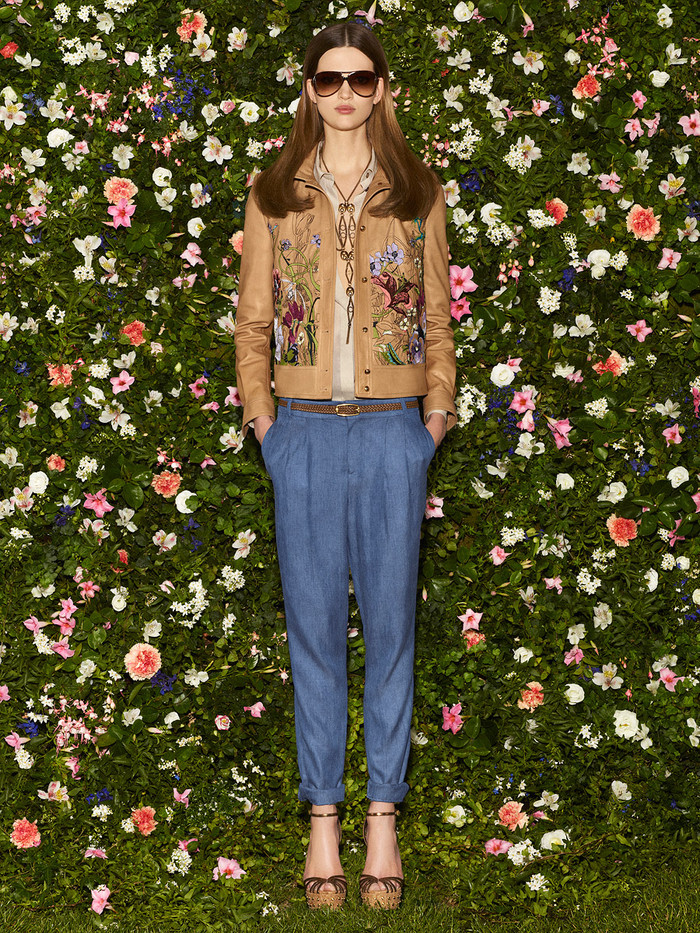 Kiểu quần áo men-swear được nữ tính hóa bằng chi tiết hoa lá trên chiếc áo jacket. Kiểu quần áo men-swear được nữ tính hóa bằng chi tiết hoa lá trên chiếc áo jacket.