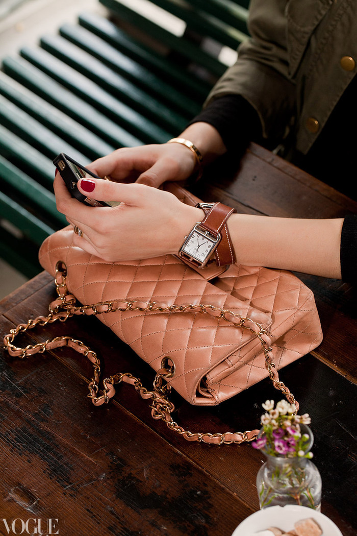 Phụ kiện chiếc đồng hồ dây da cho thấy con người của công việc bận rộn.