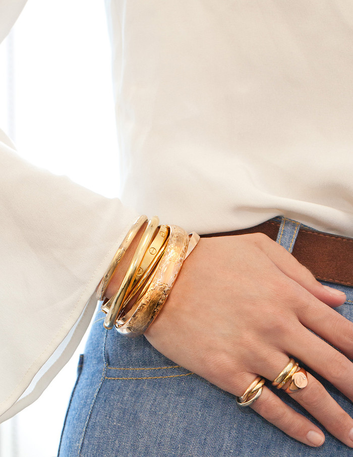 Chịu ảnh hưởng từ niềm đam mê của mẹ, từ hồi trung học, cô đã bắt đầu sưu tập các loại đồ trang sức bằng kim loại vàng.