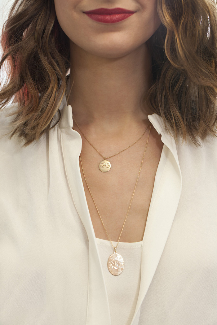 Bộ sưu tập đồ trang sức của cô có đủ loại vòng cổ, vòng tay đến nhẫn đều bằng vàng với nhiều kích cỡ khác nhau.