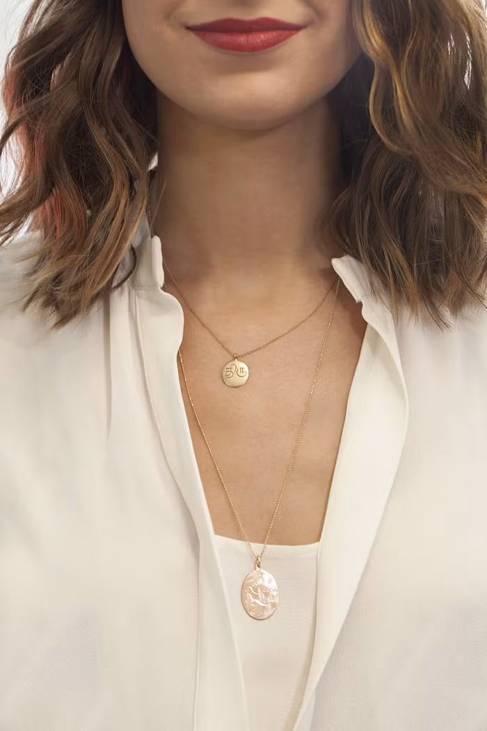 Bộ sưu tập đồ trang sức của cô có đủ loại vòng cổ, vòng tay đến nhẫn đều bằng vàng với nhiều kích cỡ khác nhau.