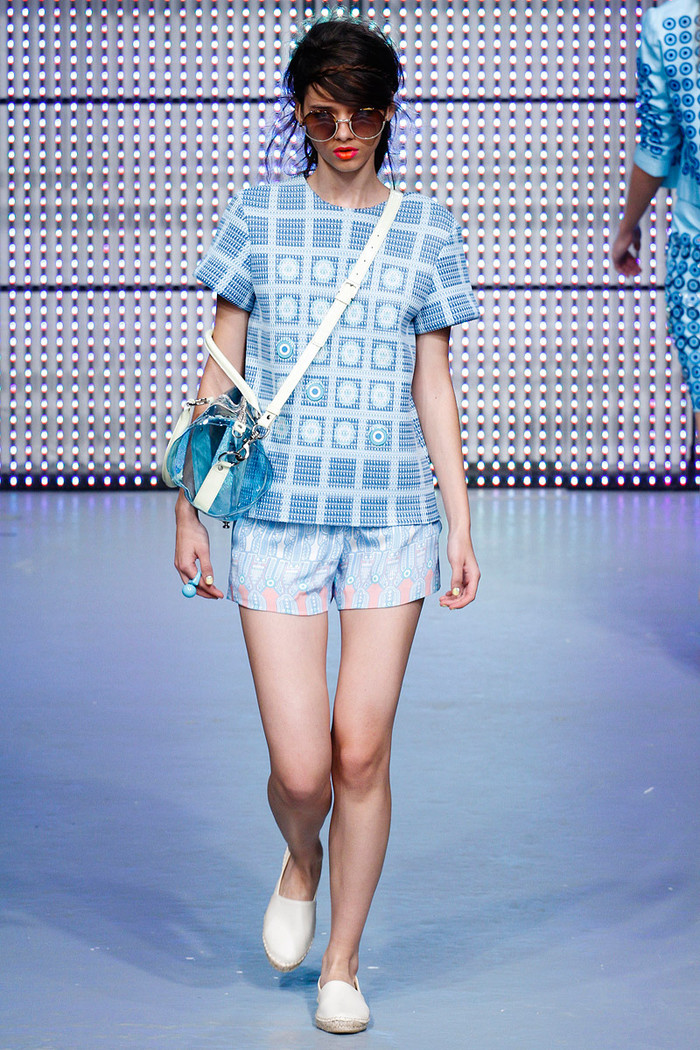 Nổi loạn với kiểu quần shorts có hơi hướng thể thao. Nổi loạn với kiểu quần shorts có hơi hướng thể thao.