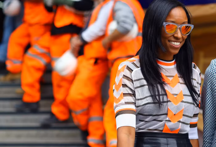 Kính mắt phản quang sặc sỡ.